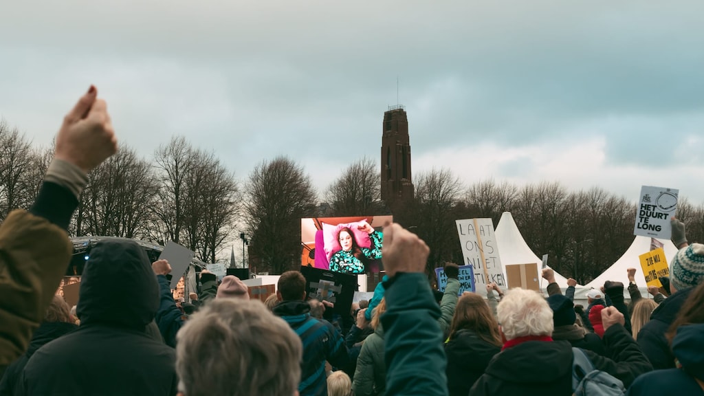 Op 30 november protesteerden patiënten, verzorgers en naasten voor erkenning, betere zorg en beleid voor mensen met Post Acute Infectieuze Syndromen (langdurige klachten na een infectieziekte).